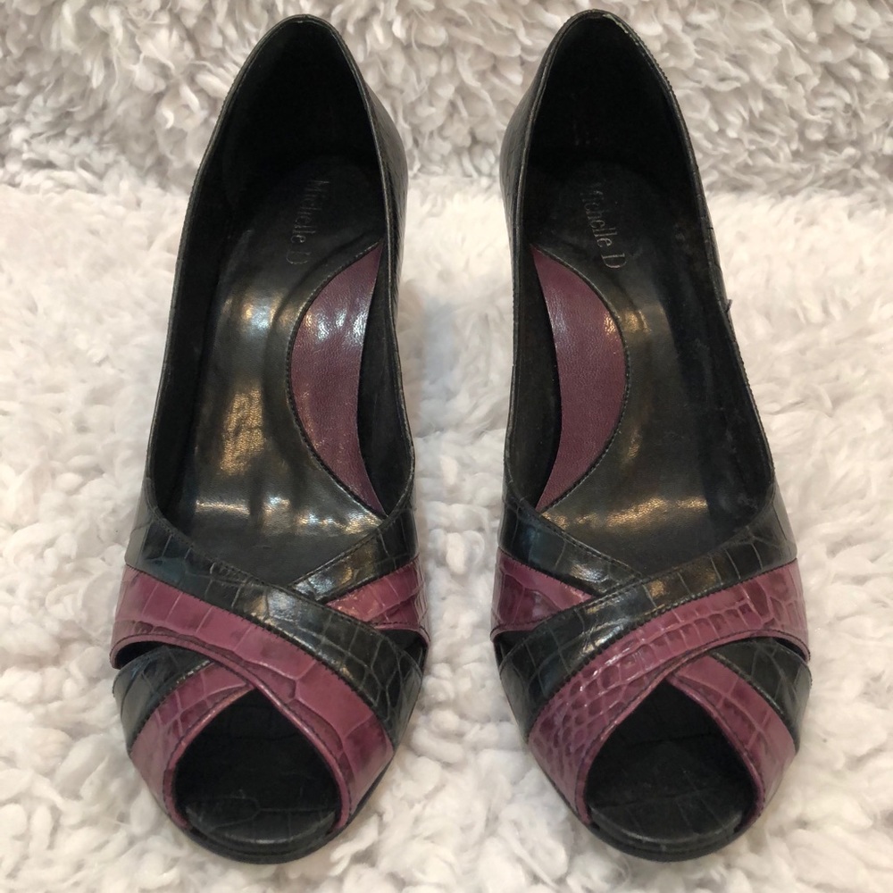Peek Toe embossed pump